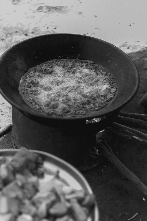 Un wok avec des aliments cuisinés dedans