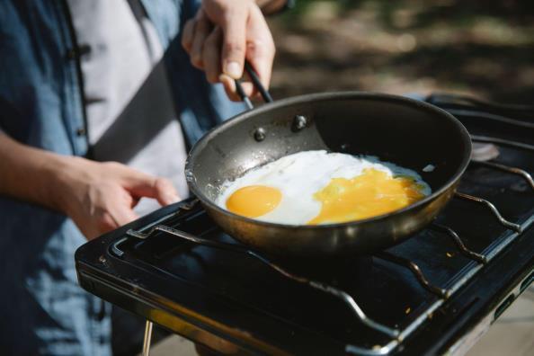 des oeufs dans une poele