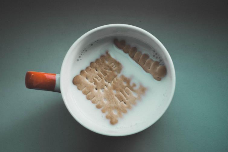 Biscuits plongés dans du lait
