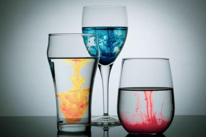 trois verres avec du liquide et du colorant